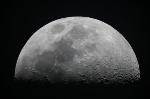 Kuu Celestron C8- kaukoputkella. © Tomi Kurri